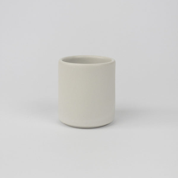 Handgefertigter Kaffeebecher von Kolektiv DVA bei HUMAN NEST humannestdesign Curated Design Minimalistisches Keramik Design