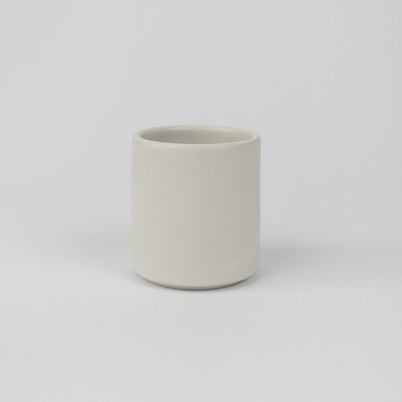Handgefertigter Kaffeebecher von Kolektiv DVA bei HUMAN NEST humannestdesign Curated Design Minimalistisches Keramik Design