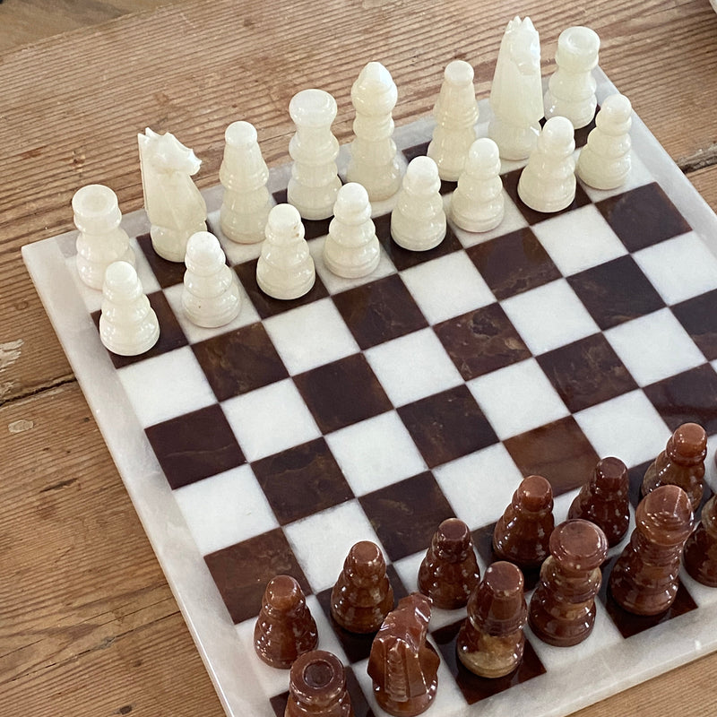 Schach, Marmorbrett, ein Stück beschädigt. in Rheinland-Pfalz